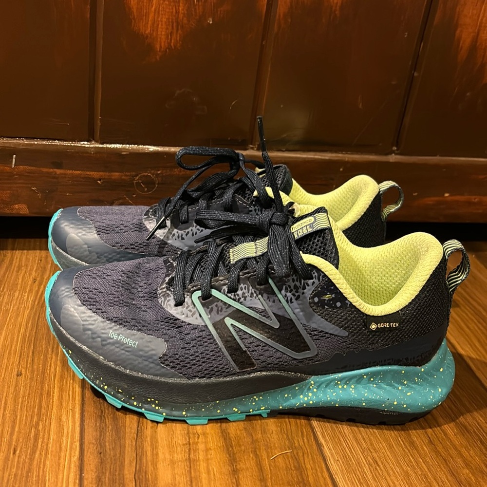 New Balance Waterproof Women’s Shoes Gore-Tex  Size 6.5 Outdoor Hiking Walking